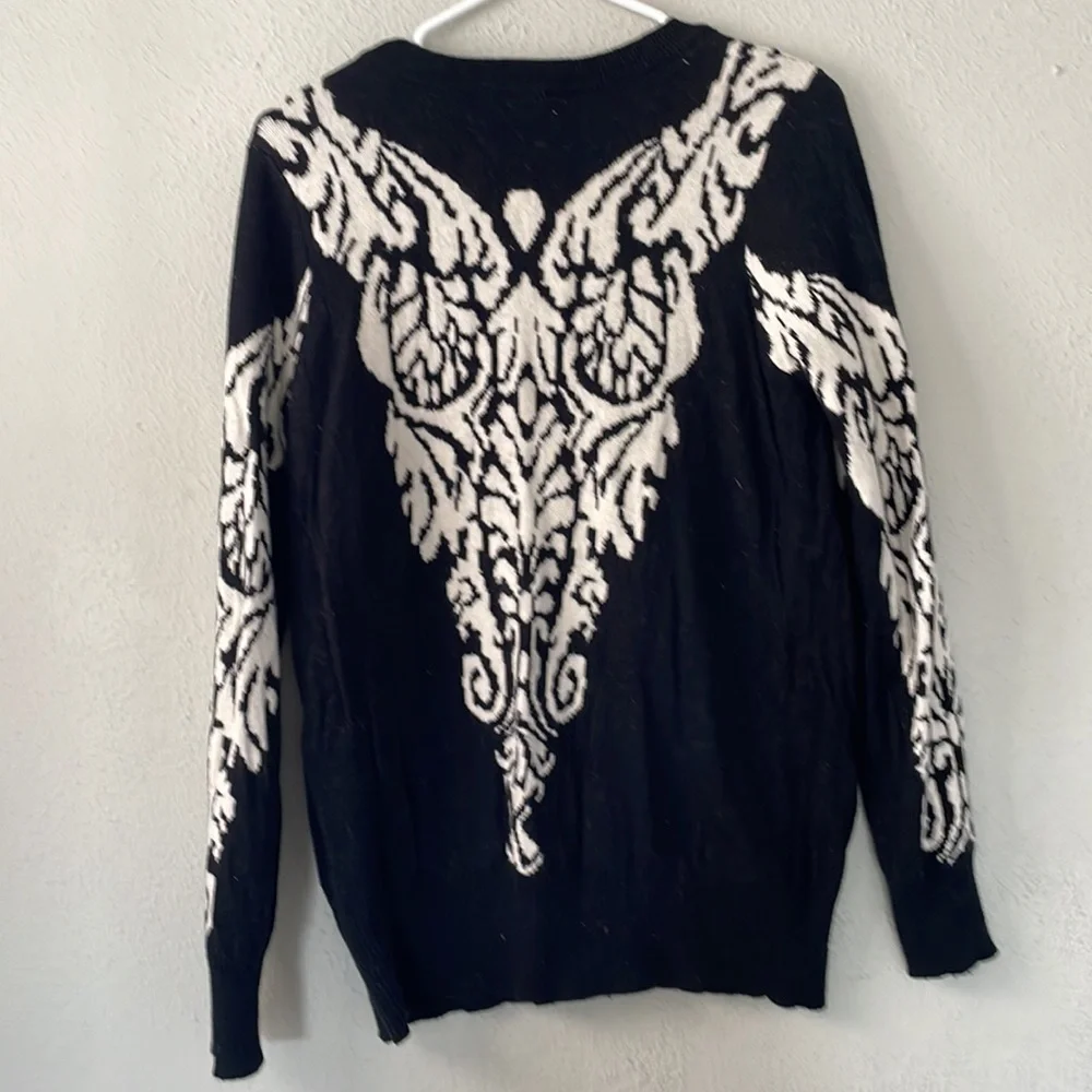 Remain Sweater - Picture 2 of 5